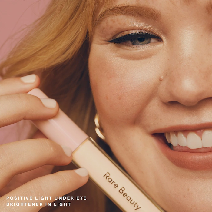 Rare Beauty Positive Light Under Eye Brightener Pa Stickerin E Ngjyres