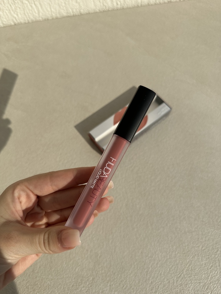 Huda Beauty Liquid Lipstick Bombshell