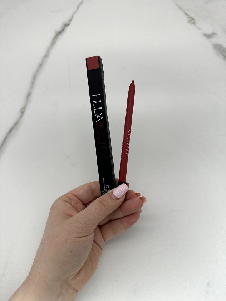 Huda Beauty Lip Contour Universal Red