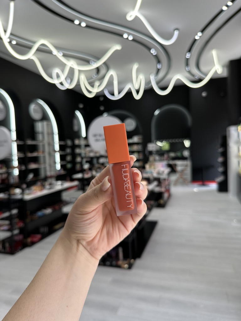 Huda Beauty Faux Filter Concealer Blood Orange Pa Kuti