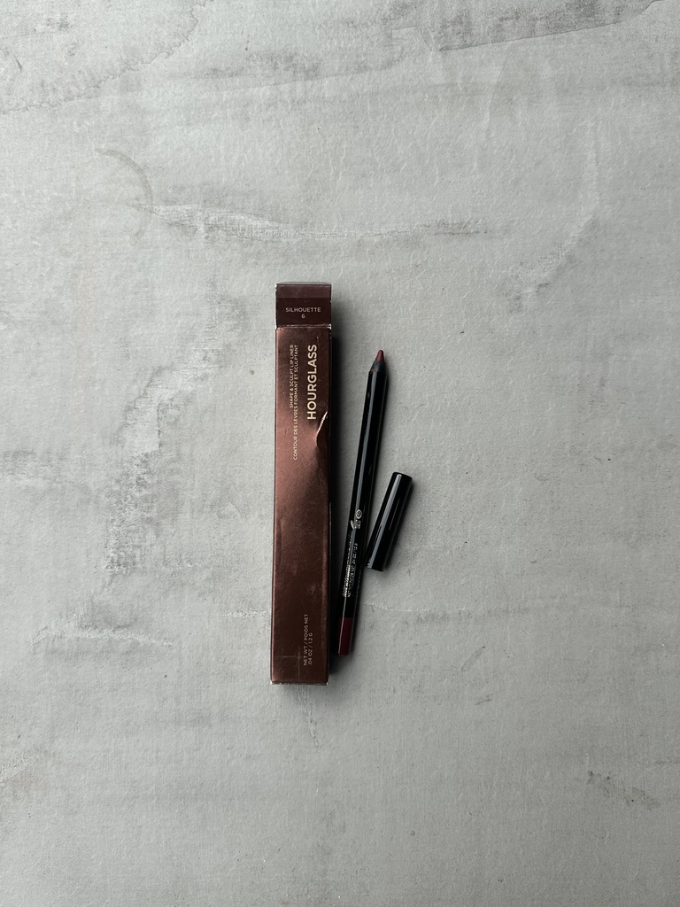 Hourglass Shape & Sculpt Lip Liner Silhouette 6
