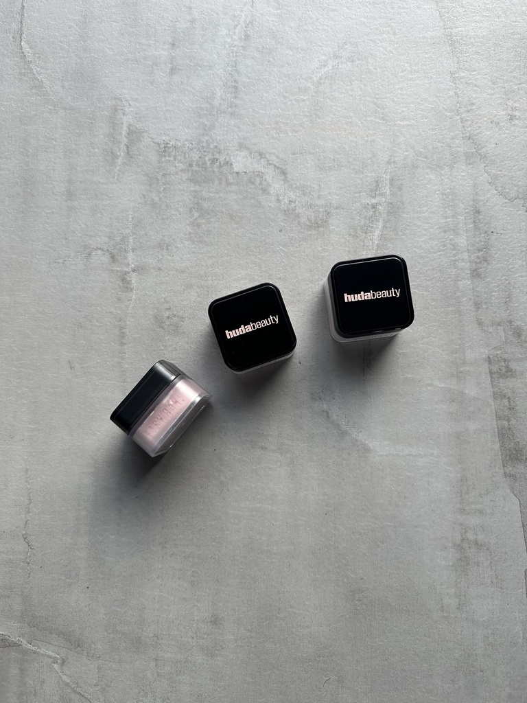 Huda Beauty Baby Bake Cherry Blossom Paketimi Ri Pa Sticker Pa Kuti 