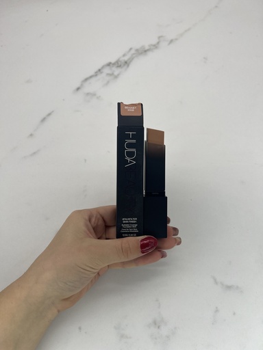 Huda Faux Filter Skin Finish Stick Foundation Beignet