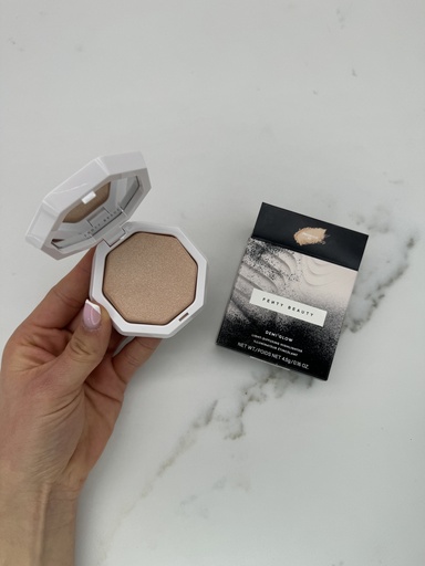 Fenty Light Diffusing Highlighter Prosecco 02