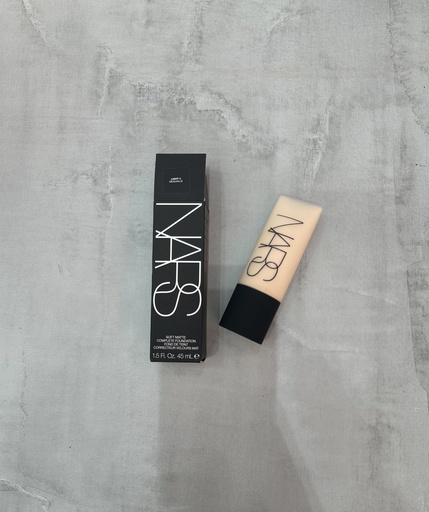 Nars Soft Matte Complete Foundation Deauville