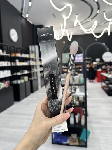 Fenty Beauty Precision Highlighter Brush 