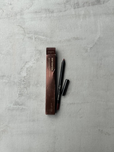 Hourglass Shape & Sculpt Lip Liner Silhouette 6