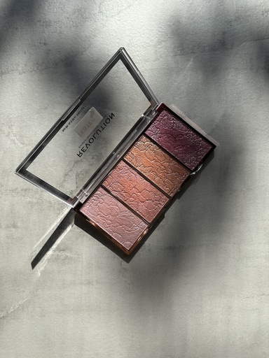 REVOLUTION VINTAGE LACE BLUSH PALETTE