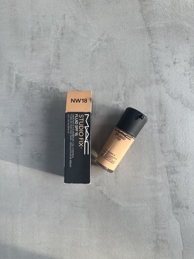 MAC Studio Fix Fluid SPF 15 NW18 