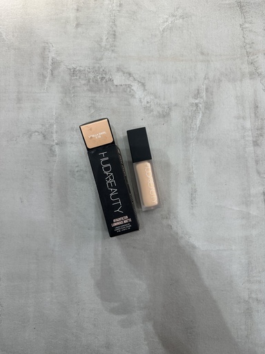 Huda Beauty Faux Filter Concealer Vanilla Swirl