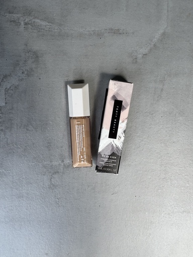 Fenty Beauty We'Re Even Hydrating Longwear Concealer 240N