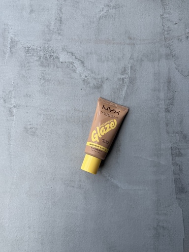 NYX Buttermelt Glaze Soft Glow Skin Tint 04 Almond Butta