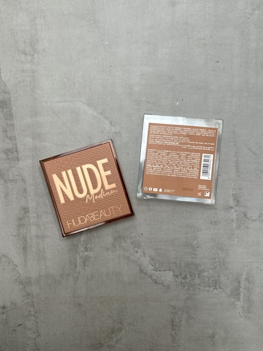 Huda Beauty Eyeshadow Palette Nude Medium 